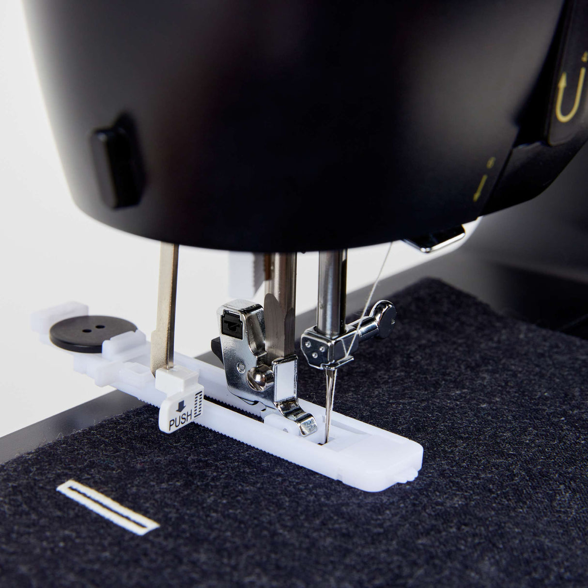 SINGER HD500 Classic Black Sewing Machine - Black, Vintage Inspired Design, Hard Carrying Case Bundle (1 Unit)