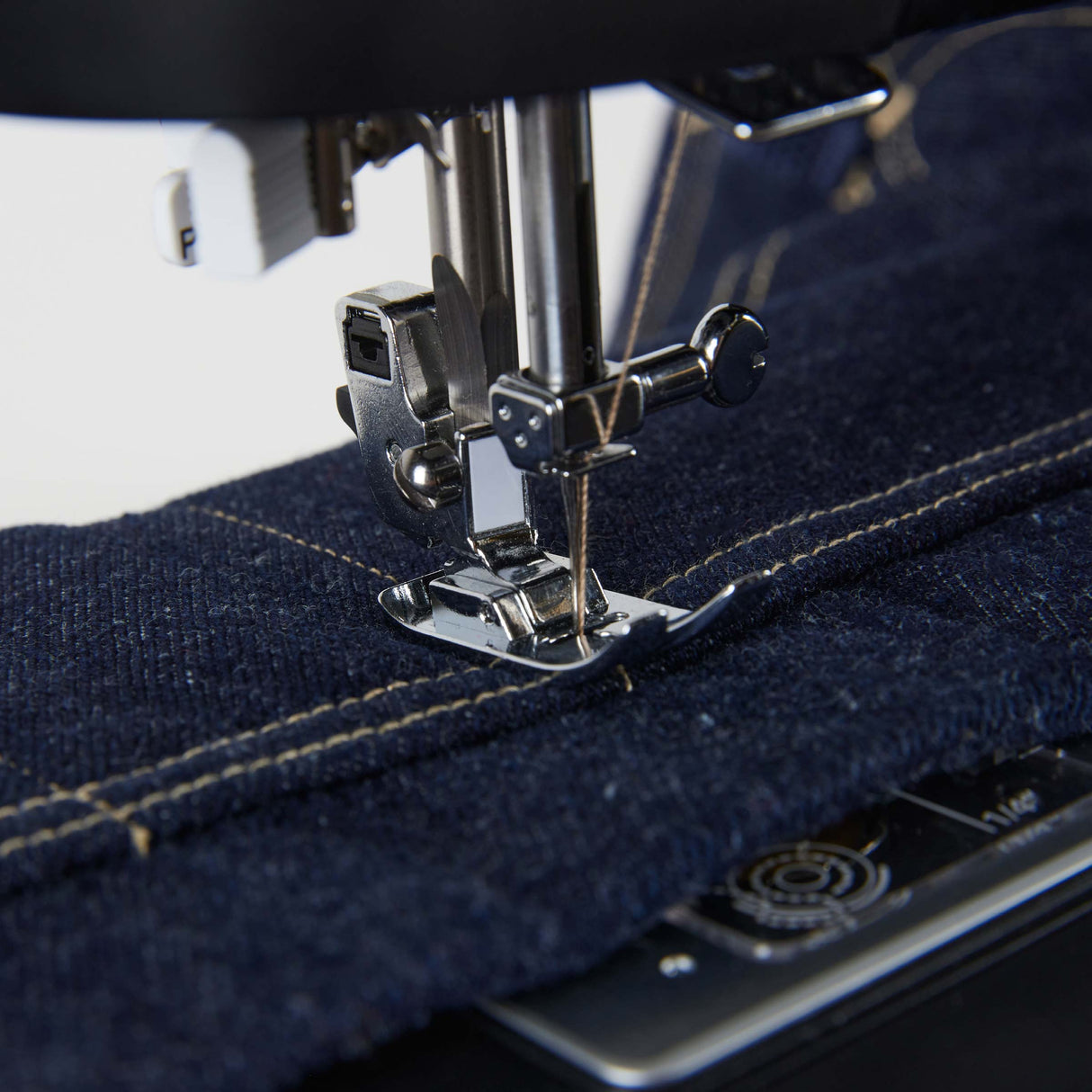 SINGER HD500 Classic Black Sewing Machine - Black, Vintage Inspired Design, Hard Carrying Case Bundle (1 Unit)