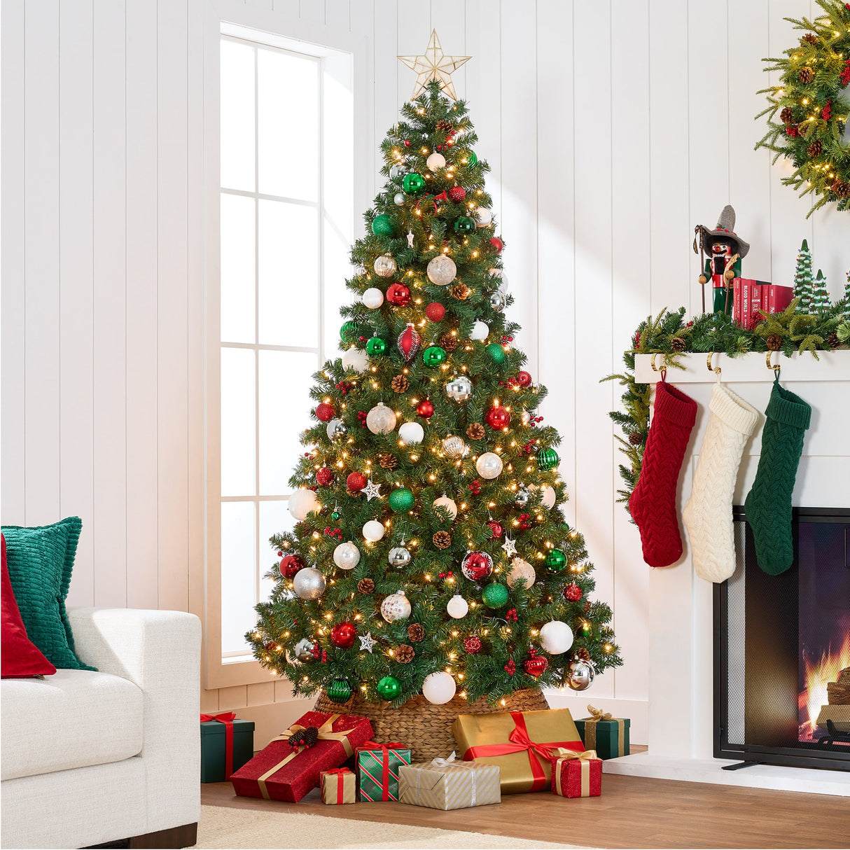 Pre Lit Pre Decorated Spruce Christmas Tree with Pine Cones