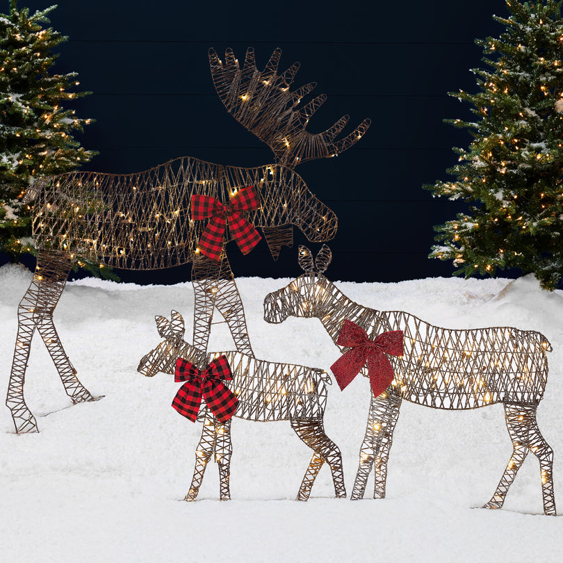 RADYAN lighted Christmas moose family decoration set glowing with 195 LED lights for yard decor