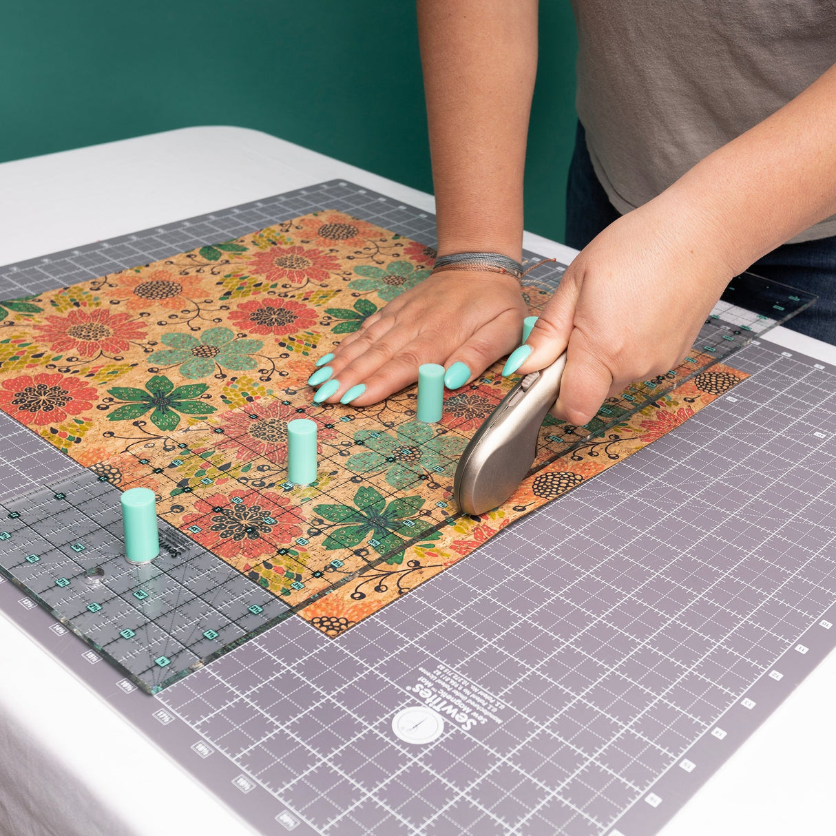 Sew Magnetic Cutting System Magnetic Cutting System - Self-Healing Magnetic Cutting Mat, Acrylic Magnetic Ruler, 20" X 24" Mat, 6.5" X 24" Ruler, Right-Handed System, 12 Magnets (1 Kit)