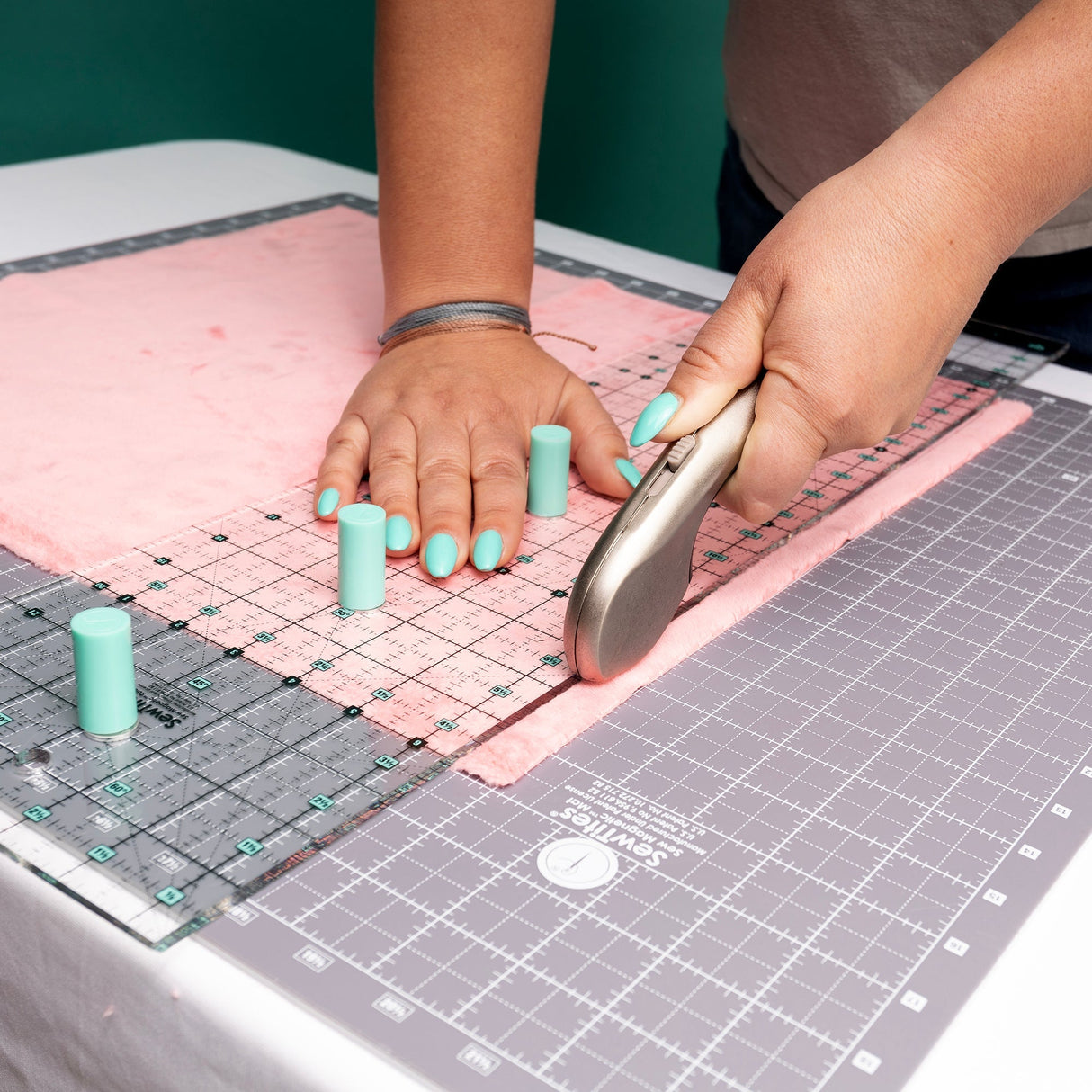 Sew Magnetic Cutting System Magnetic Cutting System - Self-Healing Magnetic Cutting Mat, Acrylic Magnetic Ruler, 20" X 24" Mat, 6.5" X 24" Ruler, Right-Handed System, 12 Magnets (1 Kit)