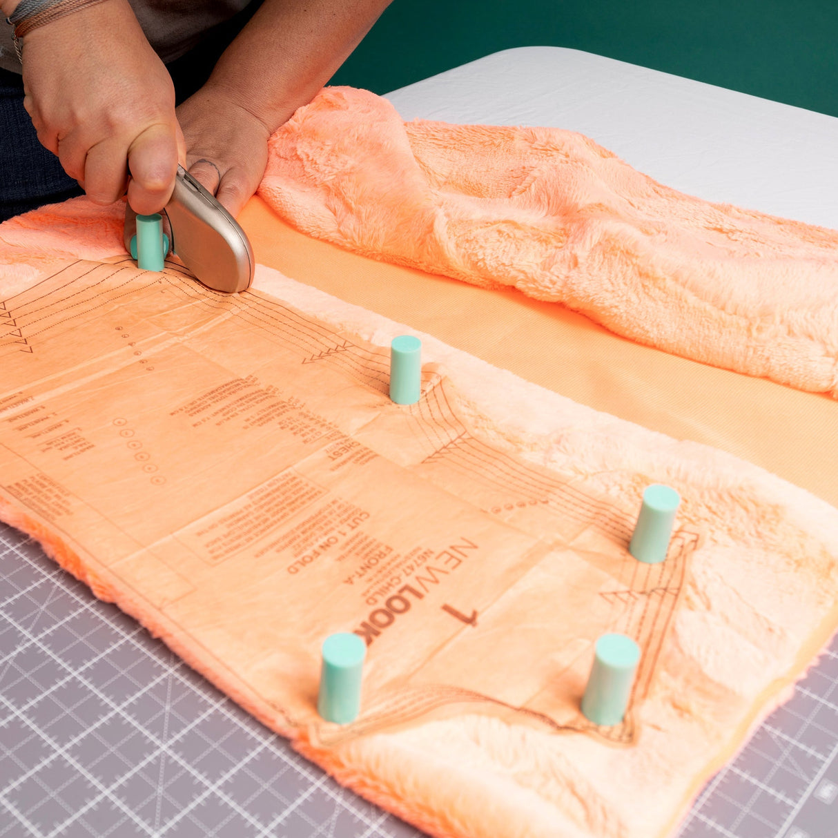 Sew Magnetic Cutting System Magnetic Cutting System - Self-Healing Magnetic Cutting Mat, Acrylic Magnetic Ruler, 20" X 24" Mat, 6.5" X 24" Ruler, Right-Handed System, 12 Magnets (1 Kit)