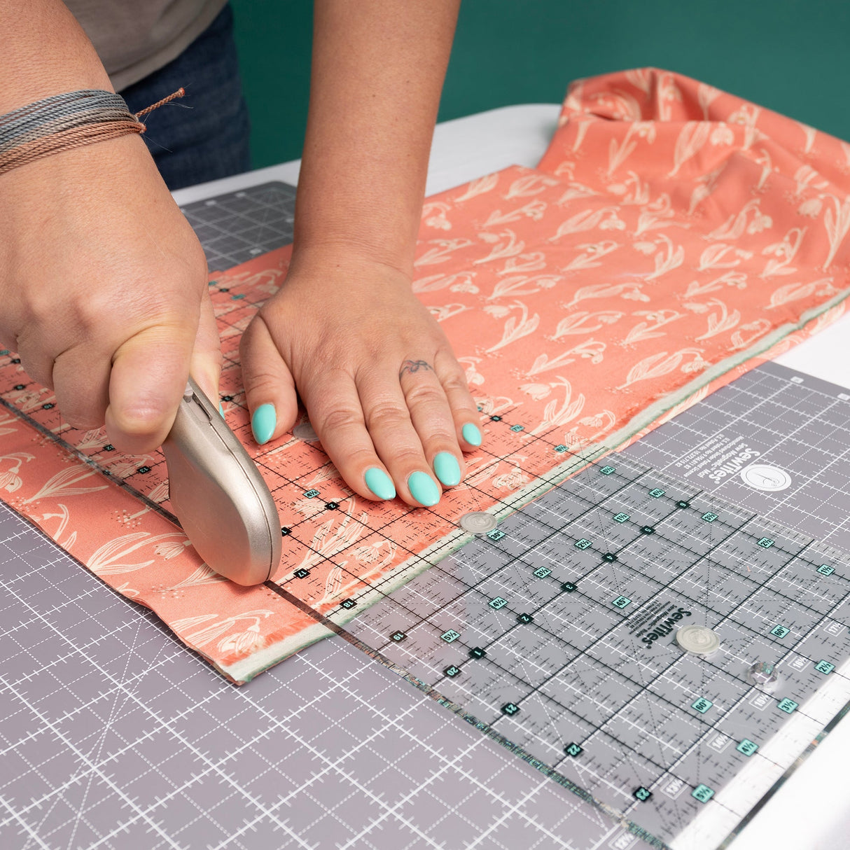 Sew Magnetic Cutting System Magnetic Cutting System - Self-Healing Magnetic Cutting Mat, Acrylic Magnetic Ruler, 20" X 24" Mat, 6.5" X 24" Ruler, Right-Handed System, 12 Magnets (1 Kit)