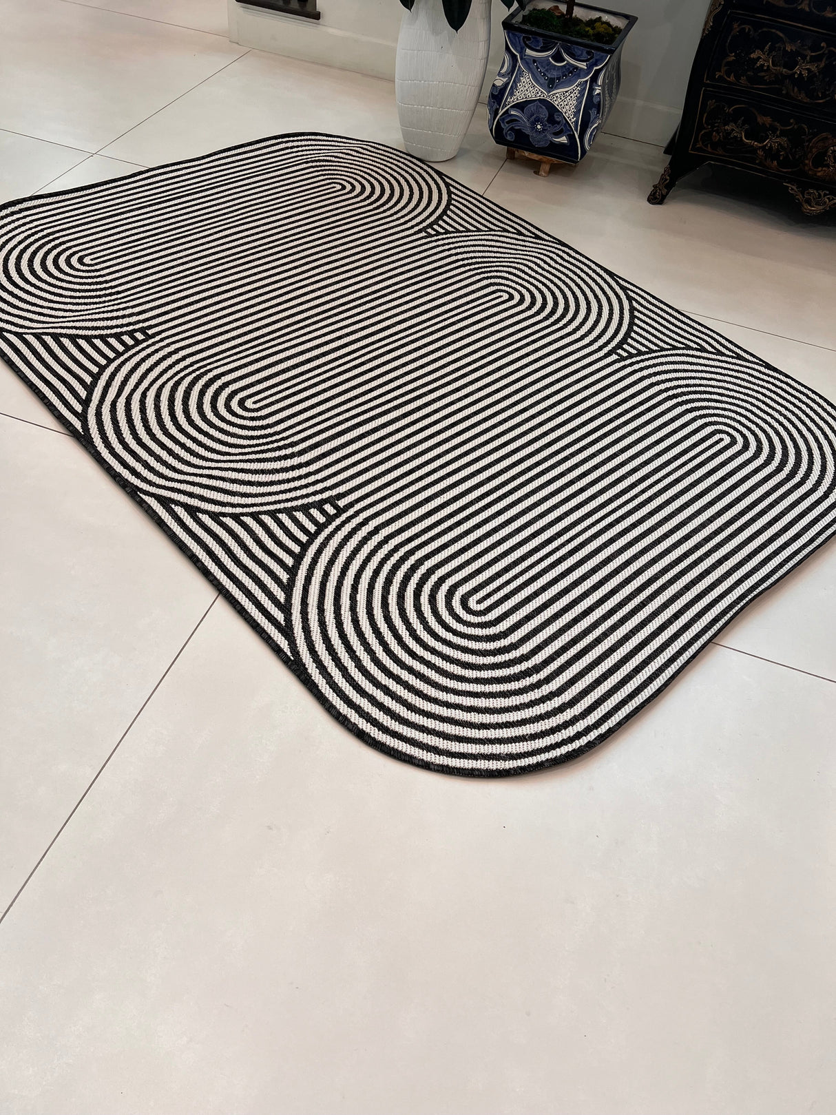 TOV 305 Polypropylene Fabric - Black & Ivory Geometric, Indoor/Outdoor Rug, Organic Live Edge (1 Piece)