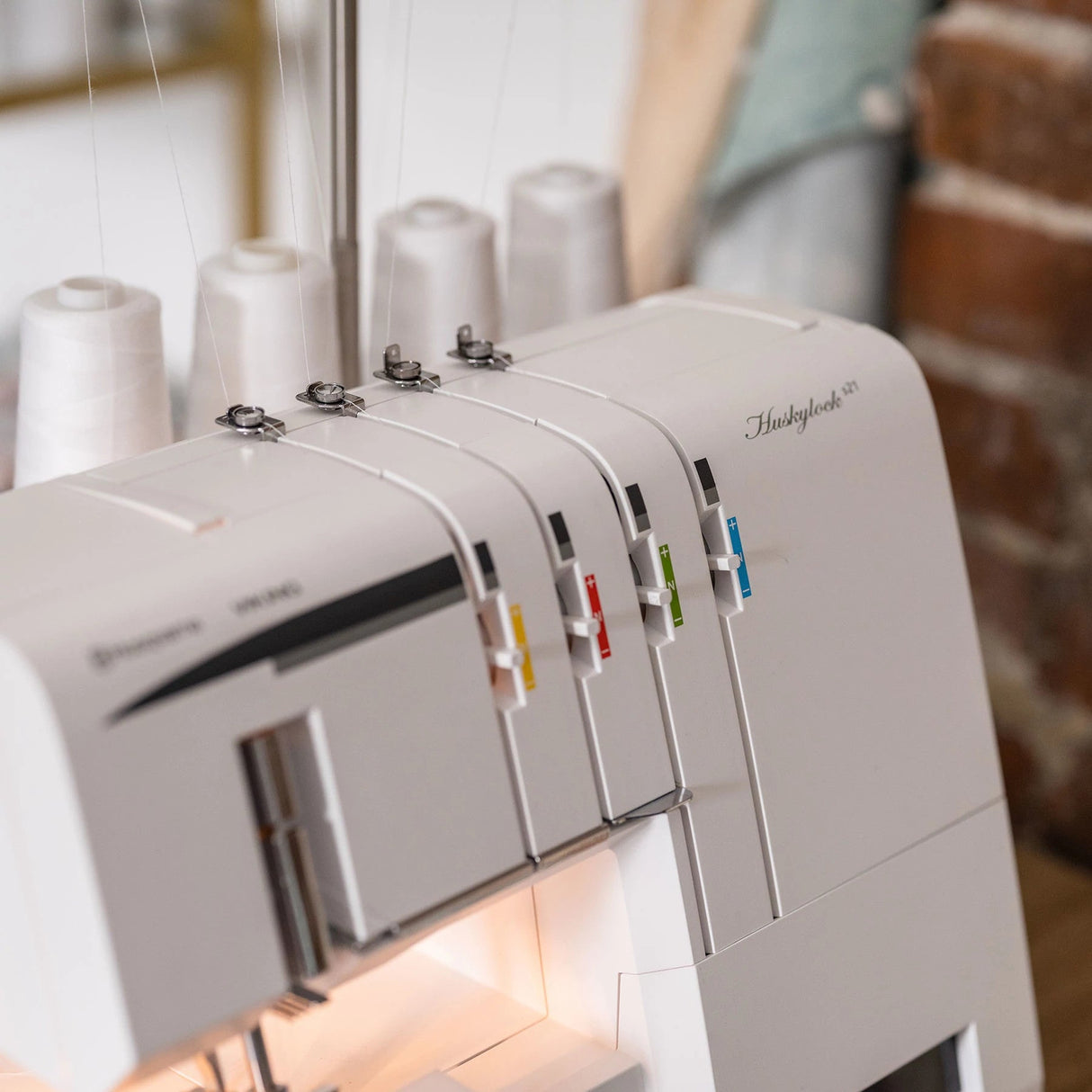 Husqvarna Viking Huskylock S21 Overlock Machine - Overlock Serger, 21 Stitches, 4-3-2 Thread Sewing, Differential Feed, 1100 Stitches Per Minute (1 Unit)