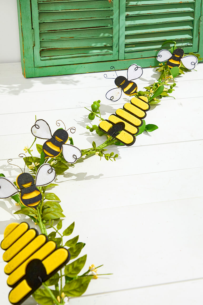 5' Bee & Beehive Berry Garland