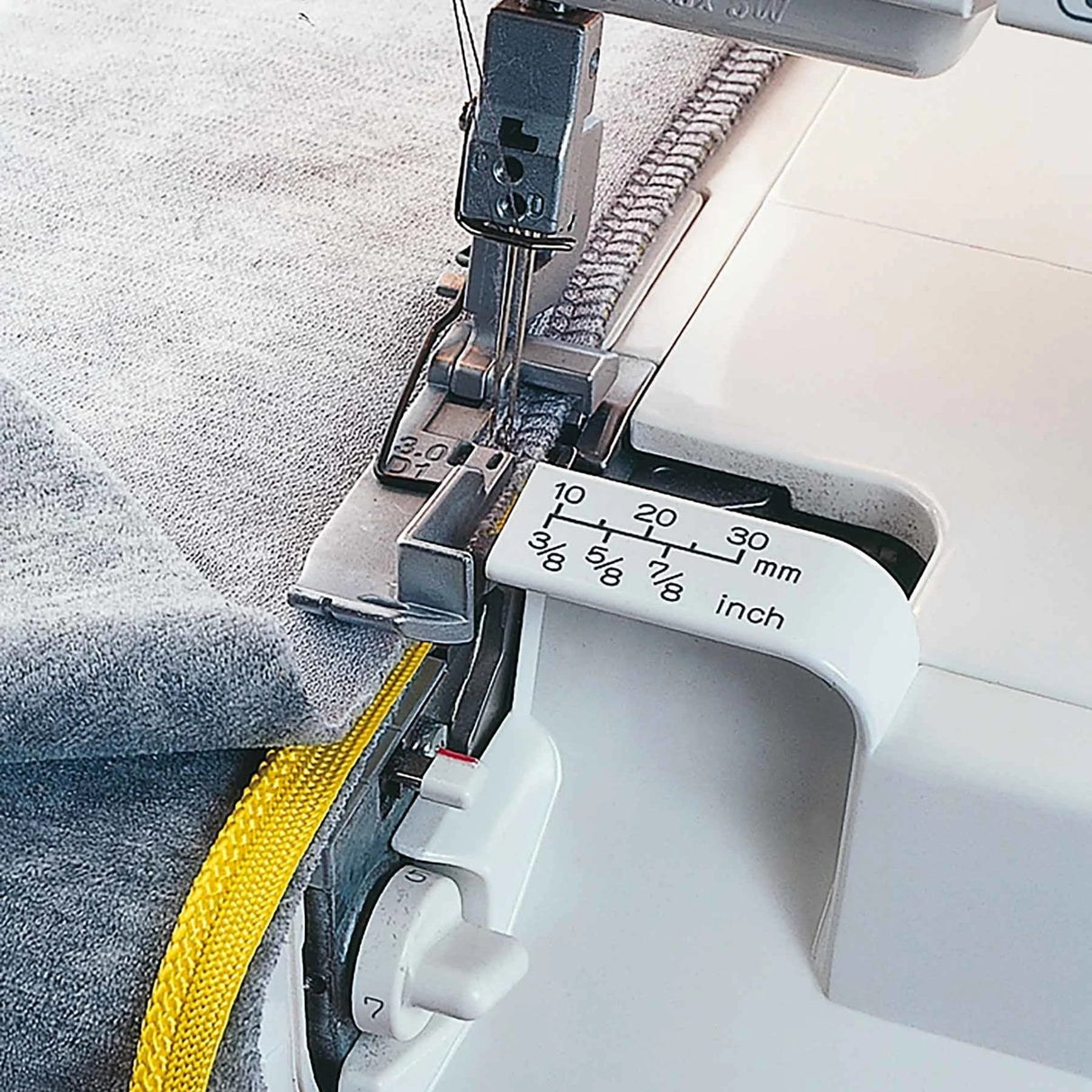 Husqvarna Viking Huskylock S21 Overlock Machine - Overlock Serger, 21 Stitches, 4-3-2 Thread Sewing, Differential Feed, 1100 Stitches Per Minute (1 Unit)