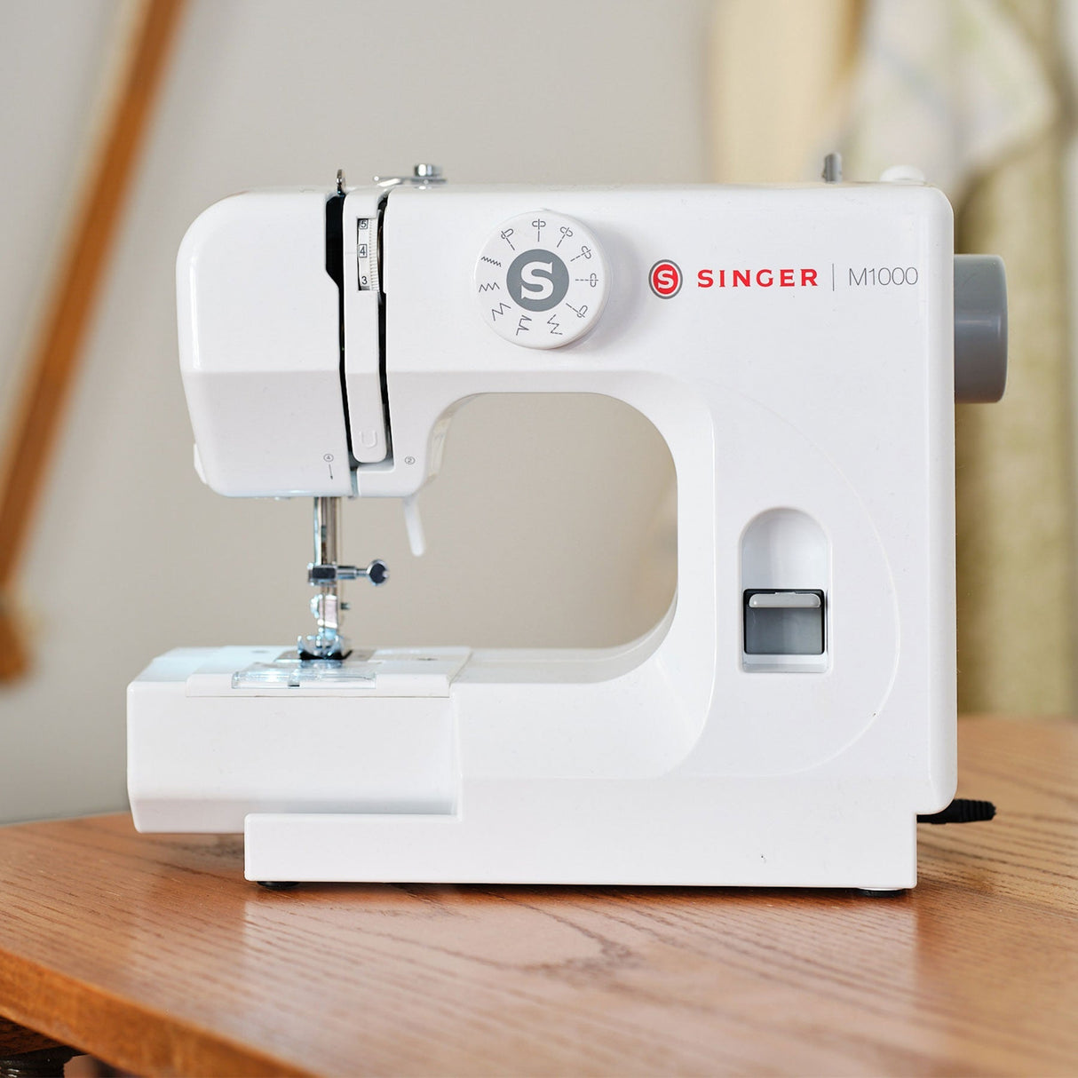 SINGER M1000 Mending Machine - Portable Sewing Machine, 32 Stitch Applications, Light To Medium-Weight Fabrics (1 Unit)