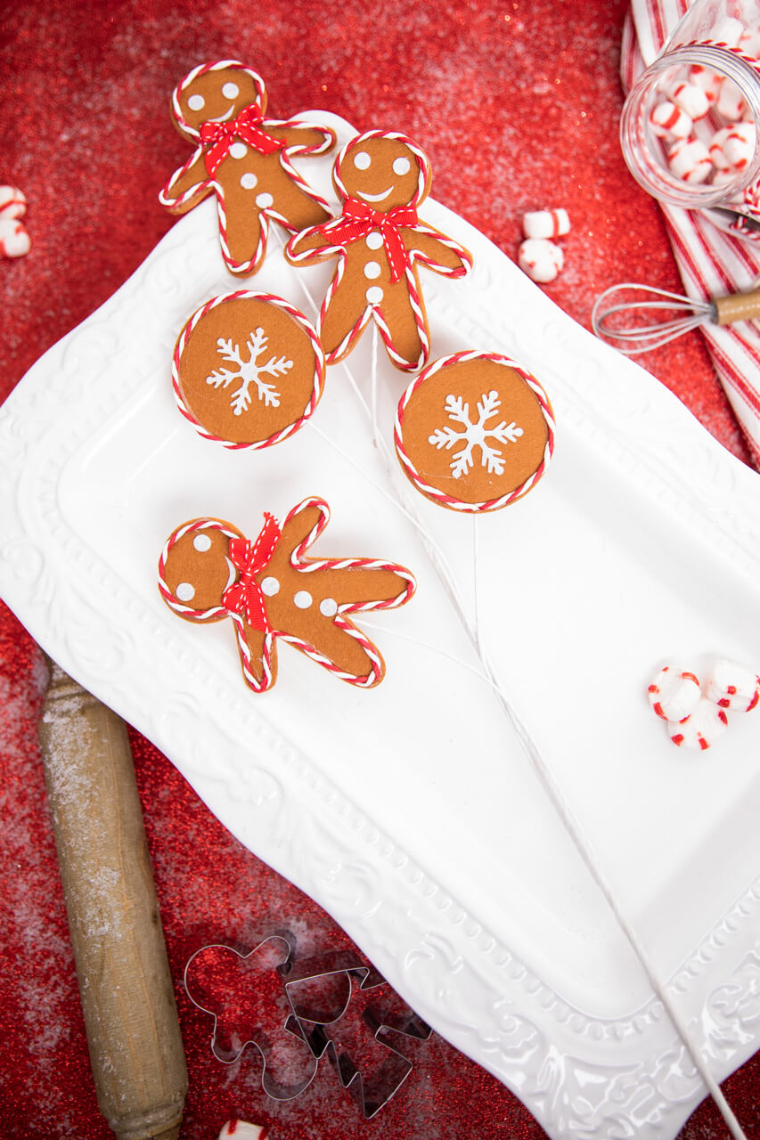 27” Gingerbread Spray with Peppermint Outline