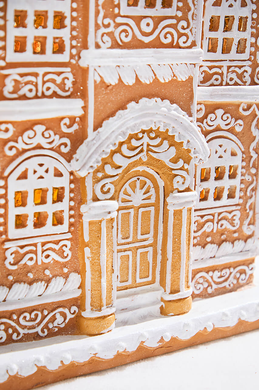 24" LED Sugar and Spice Tudor House