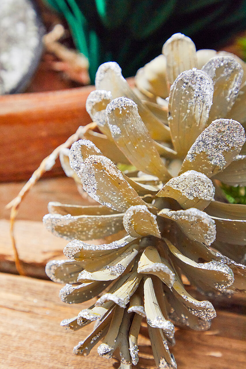 5” Plastic Glitter Long Leaf Pinecone