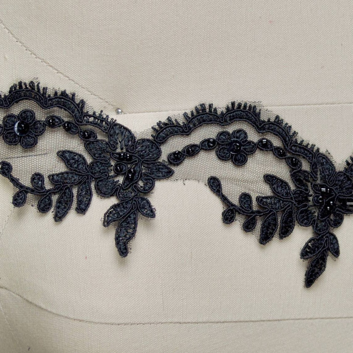 Beaded Lace Trim Black Scalloped Eyelash
