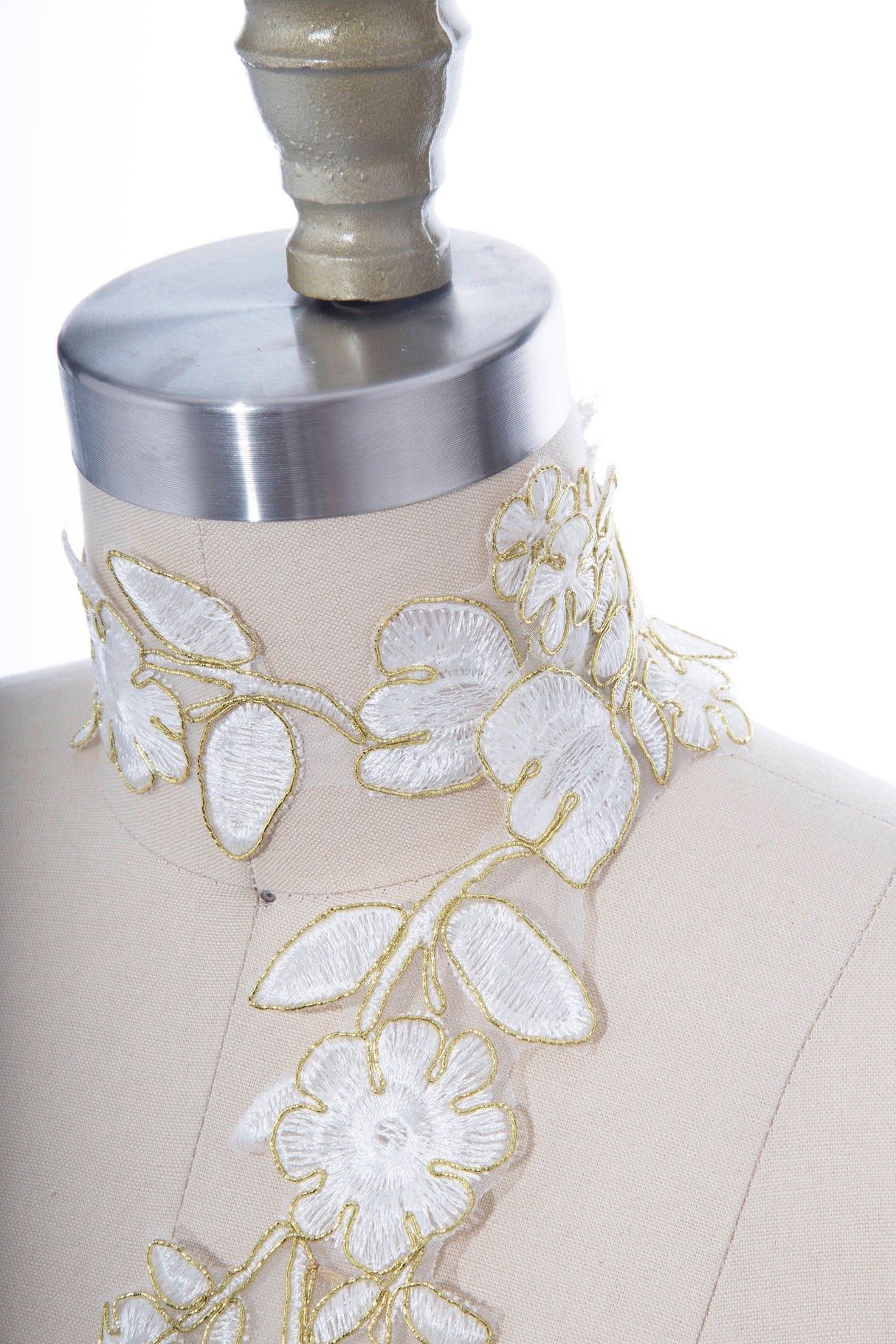 Alencon Lace Trim White Gold Metallic 2.75"