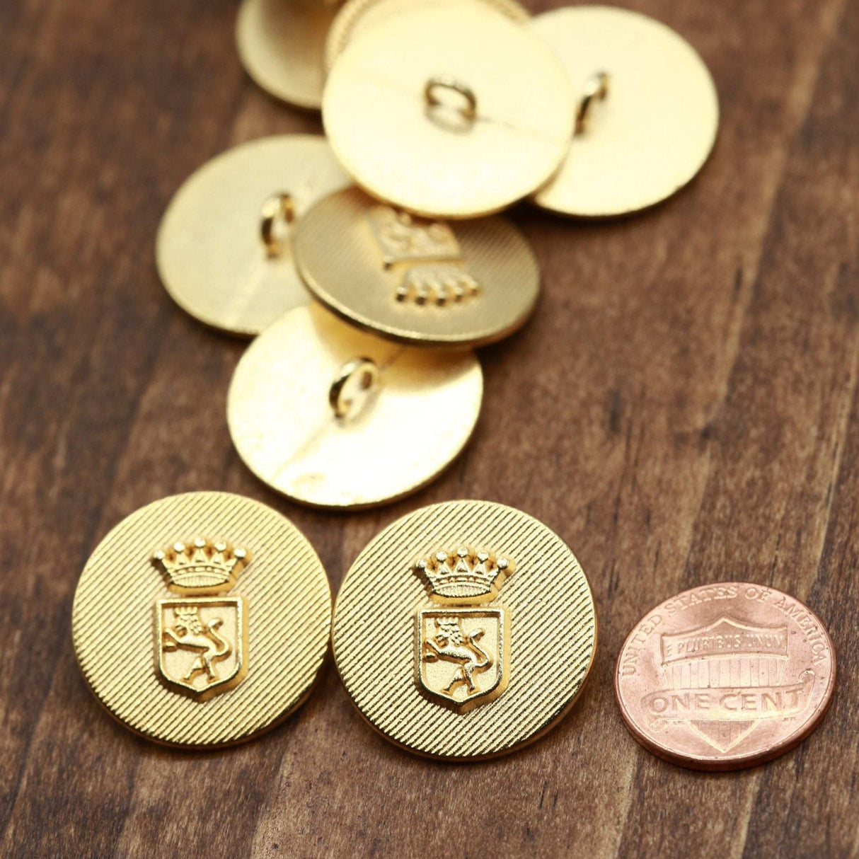 Gold Saluting Lion Crown Shank Button 36L