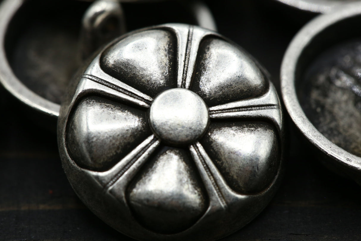 Metal Button Silver Flower Wheel 36L