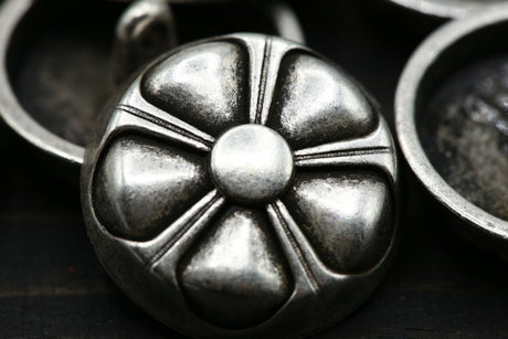 Metal Button Silver Flower Wheel 36L