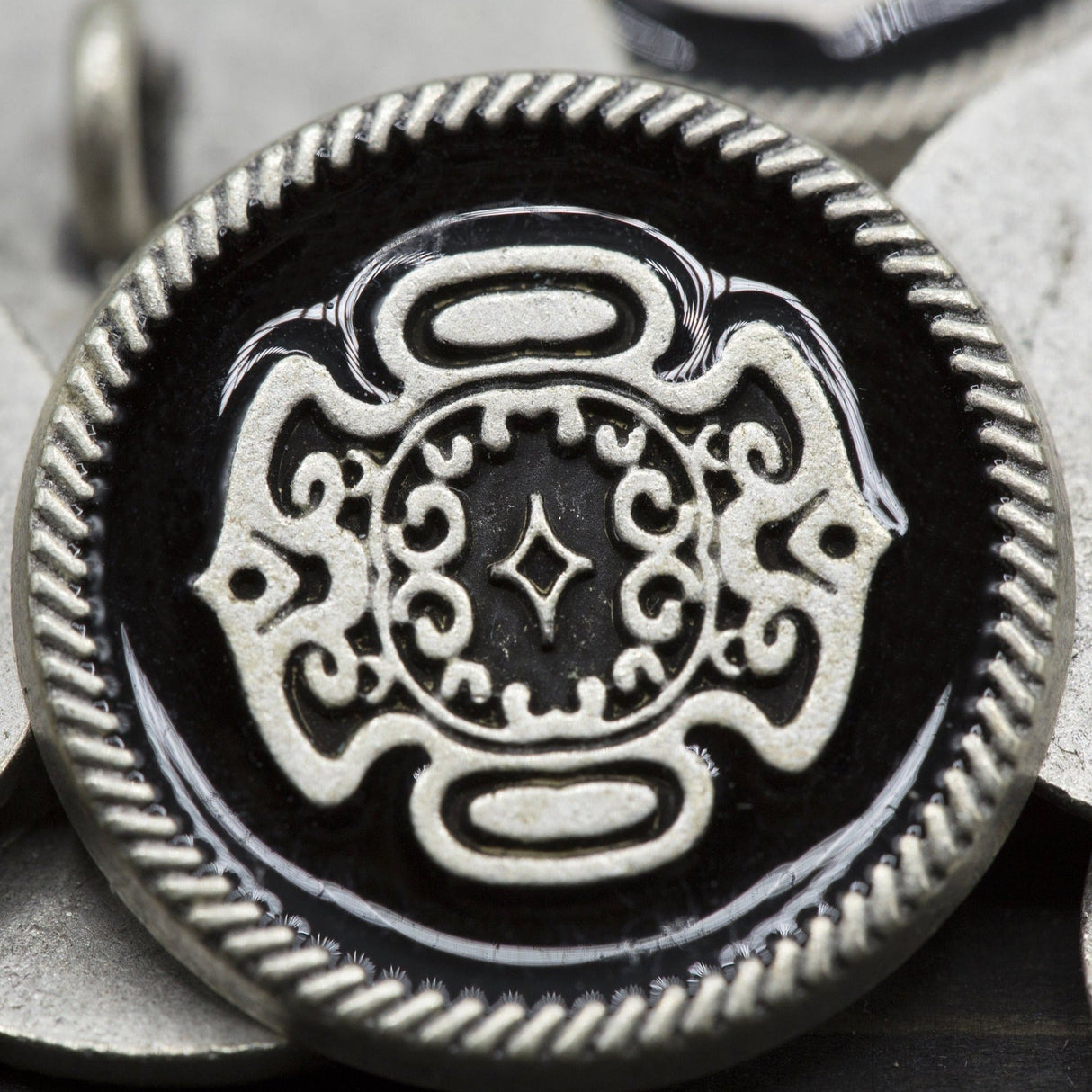 Metal Button Shiny Black Foreground