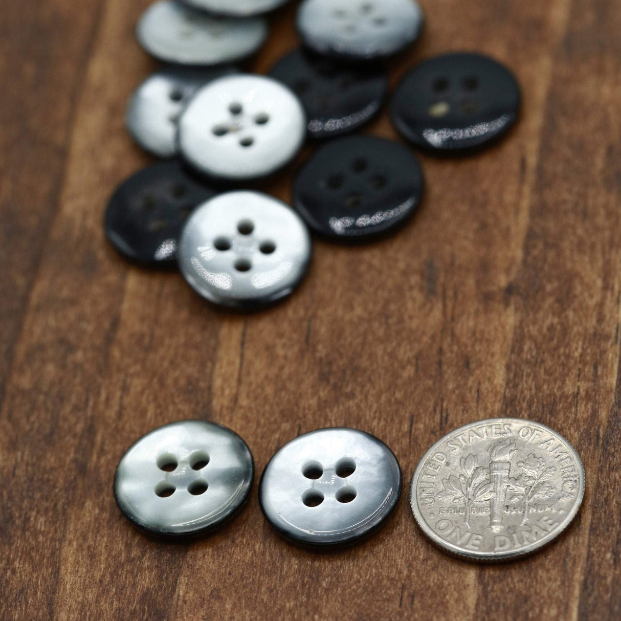 Faux Shell Button Gray 15mm 24 Ligne