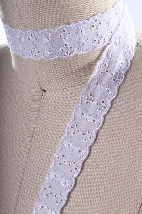 Cotton Eyelet Scallop Trim White 1 Inch