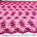 1 yarda de tela de encaje con cuentas color fucsia bordada sobre malla de red de poliéster, ancho de 52 pulgadas