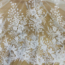 Tela de encaje con cuentas bordada sobre malla de red 100% poliéster – Lace USA
