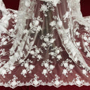 1 yarda de tela de encaje floral 3D con cuentas bordada sobre malla de red 100% poliéster blanca