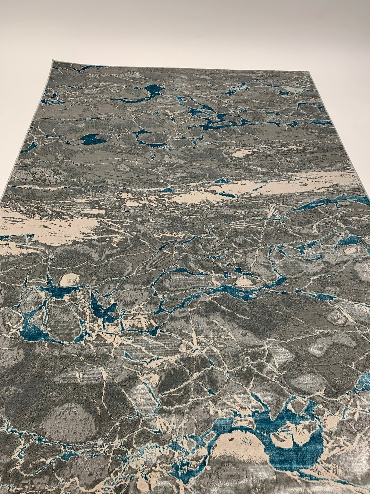 Silver Shimmery Changing Gray Blue Polyester Viscose Blend Area Rug Fabric - Color Changing, Flat Weave, 5' 3" X 7' 5" (1 Rug)